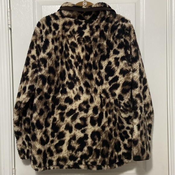 Cozy Sherpa cheetah pullover - Picture 4 of 4